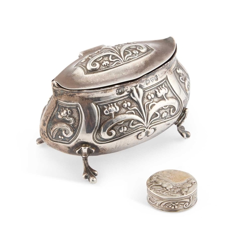 344 - AN ART NOUVEAU SILVER RING BOX by Jones & Crompton, Chester 1907, of spreading oval form with a ... 