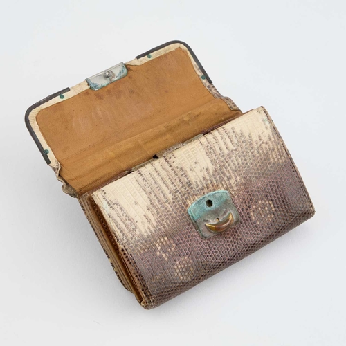 369 - AN EDWARDIAN SILVER-MOUNTED PURSE by William Amaziah Ellwick, London 1902. 10cm long... 