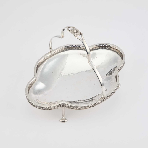 370 - A.E. JONES: AN ARTS AND CRAFTS SILVER BASKET by Albert Edward Jones, Birmingham 1921, of quatrefoil ... 