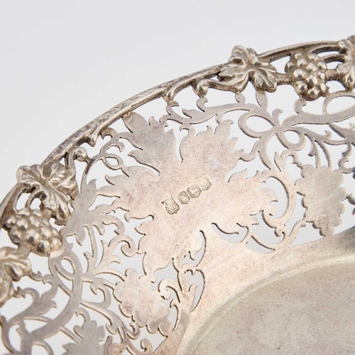 381 - A SMALL GEORGIAN STYLE SILVER WAITER by Daniel & John Wellby, London 1901, circular with a mould... 