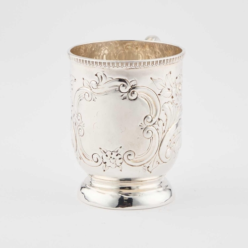 427 - A LATE VICTORIAN SILVER MUG maker B&C, Birmingham 1899, chased with flowers and C-scrolls, raise... 