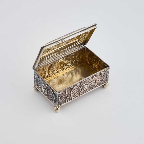 486 - A VICTORIAN SILVER TABLE VESTA BOX by Henry William Curry, London 1881, the rectangular casket with ... 