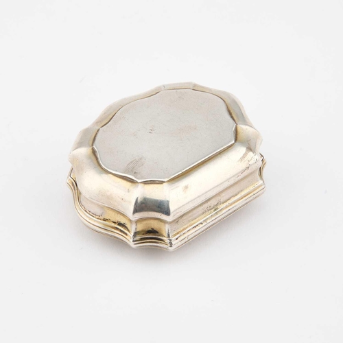 495 - AN UNMARKED SILVER AND HARDSTONE SNUFF BOX of cartouche form, the hinged cover with chased decoratio... 