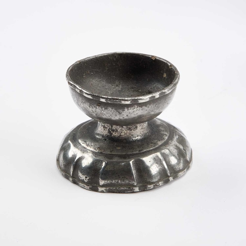 553 - A COLLECTION OF METALWARE AND OTHER ITEMS including an 18th Century pewter trencher salt, pewter mug... 