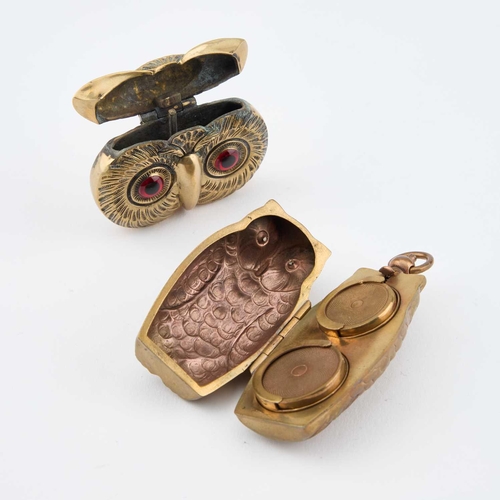 558 - A BRASS NOVELTY VESTA CASE modelled as the face of an owl, with applied red eyes; together with a br... 