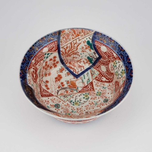 591 - AN EARLY 20TH CENTURY JAPANESE IMARI BOWL bears an underglaze blue four-character mark. 22cm diamete... 