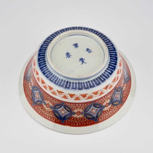 591 - AN EARLY 20TH CENTURY JAPANESE IMARI BOWL bears an underglaze blue four-character mark. 22cm diamete... 