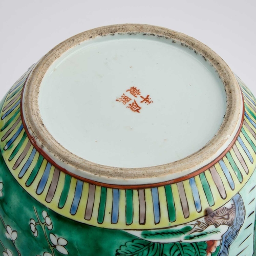 625 - A CHINESE FAMILLE VERTE GINGER JAR AND COVER, EARLY 20TH CENTURY enamel decorated with birds amidst ... 