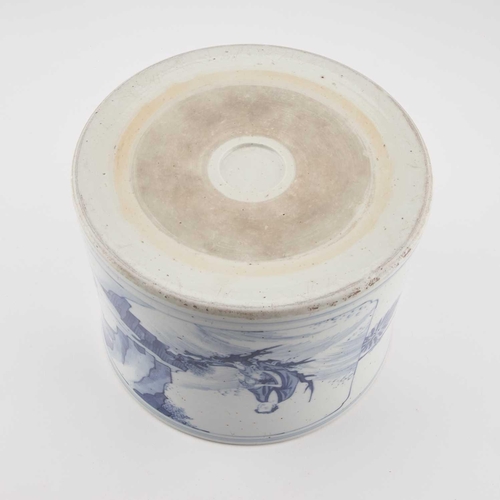 633 - A CHINESE BLUE AND WHITE BRUSH POT, BITONG circular, painted with precious objects and figures. 16cm... 