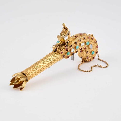 788 - A FINE FRENCH JEWELLED PISTOL-FORM SCENT SPRAYER, 19TH CENTURY the pistol with a circular vinaigrett... 