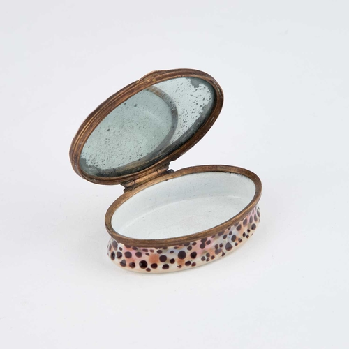 798 - A RARE BILSTON ENAMEL PATCH BOX, CIRCA 1775 oval, imitating a cowrie shell with white reserve edged ... 