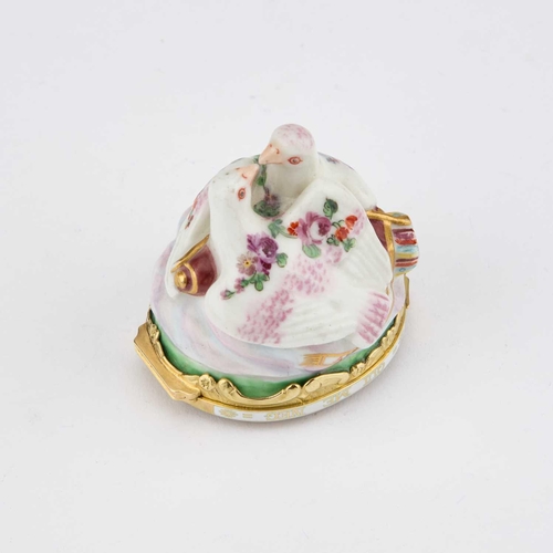 810 - A CHELSEA PORCELAIN BONBONNIÈRE IN THE FORM OF BILLING DOVES, CIRCA 1760 modelled with a quiver of a... 