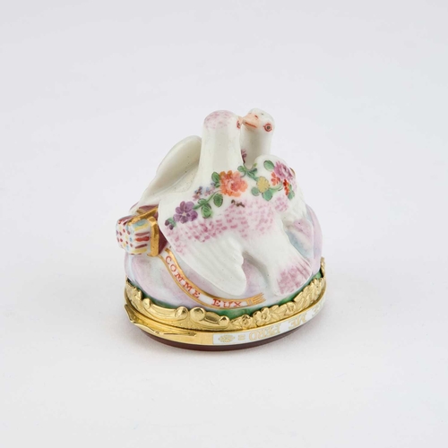 810 - A CHELSEA PORCELAIN BONBONNIÈRE IN THE FORM OF BILLING DOVES, CIRCA 1760 modelled with a quiver of a... 