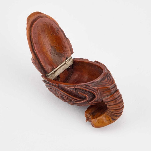 816 - AN UNUSUAL ZOOMORPHIC CARVED COQUILLA NUT SNUFF BOX, 18TH OR 19TH CENTURY carved looking backwards, ... 