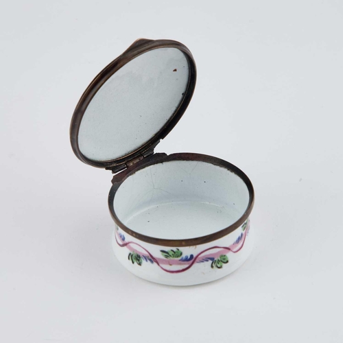 820 - A SOUTH STAFFORDSHIRE ENAMEL PATCH BOX, CIRCA 1800 circular, the hinged lid painted with reversible ... 