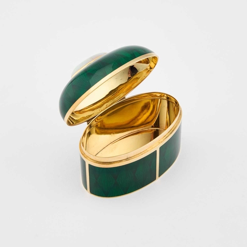 830 - GERALD BENNEY: AN 18 CARAT GOLD, OPAL AND ENAMEL BOX by Gerald Benney, London 1975, with green trans... 