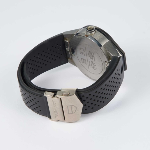 834 - A GENTS TAG HEUER CONNECTED STRAP WATCH the circular black screen with an outer fixed titanium bezel... 