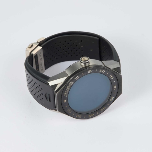 834 - A GENTS TAG HEUER CONNECTED STRAP WATCH the circular black screen with an outer fixed titanium bezel... 