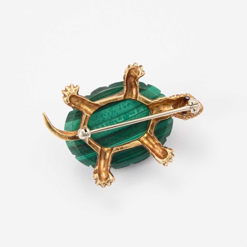 871 - A VINTAGE 18K GOLD MALACHITE AND SAPPHIRE TORTOISE BROOCH marked '18K', designed as a tortoise, the ... 