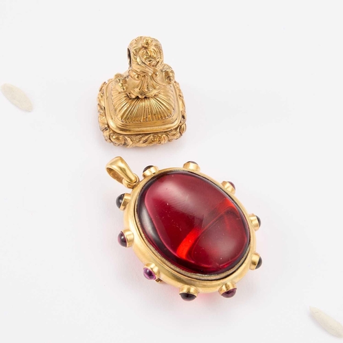 895 - AN EARLY 19TH CENTURY 9 CARAT GOLD GARNET PENDANT BROOCH marked '9CT', the brooch set with a large o... 