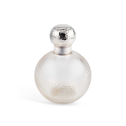 168 - AN EDWARDIAN SILVER-TOPPED GLASS SCENT BOTTLE maker's mark rubbed, London 1901, the facet-cut globul... 