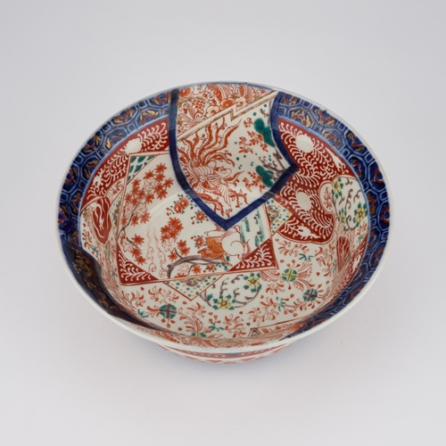 135 - AN EARLY 20TH CENTURY JAPANESE IMARI BOWL bears an underglaze blue four-character mark. 22cm diamete... 