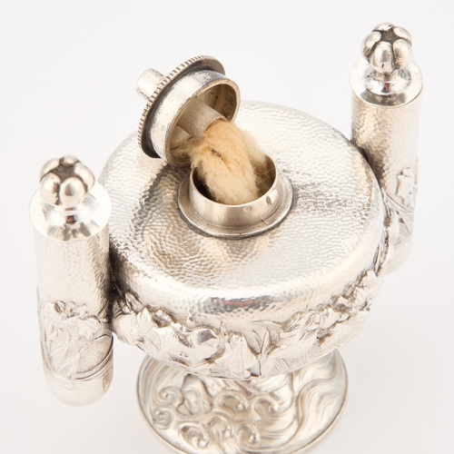 207 - AN EARLY 20TH CENTURY JAPANESE SILVER TABLE LIGHTER retailed by Kuhn & Komor, c.1920, of rounded... 