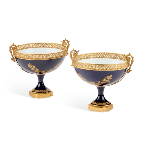 53 - A PAIR OF CONTINENTAL GILT-METAL MOUNTED PORCELAIN COMPORTS, LATE 19TH/ EARLY 20TH CENTURY each circ... 