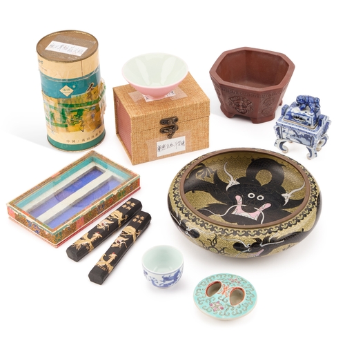 88 - A GROUP OF ORIENTAL ITEMS including a Chinese cloisonnÃ© 'dragon' bowl, a Chinese Yixing planter, a ... 