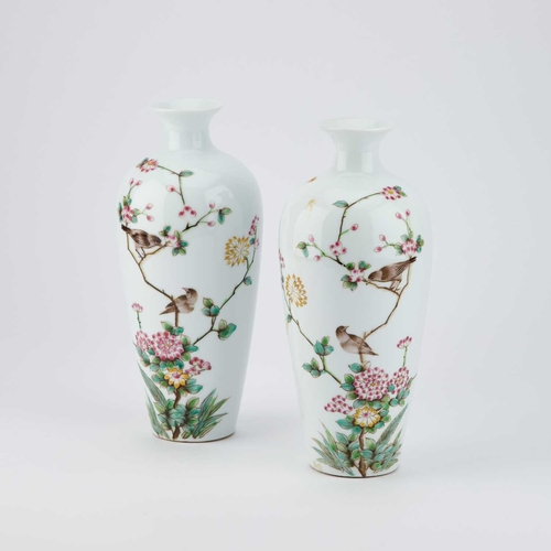 101 - A GROUP OF CHINESE CERAMICS comprising a pair of vases, a yellow-ground bowl and a green-glazed box ... 