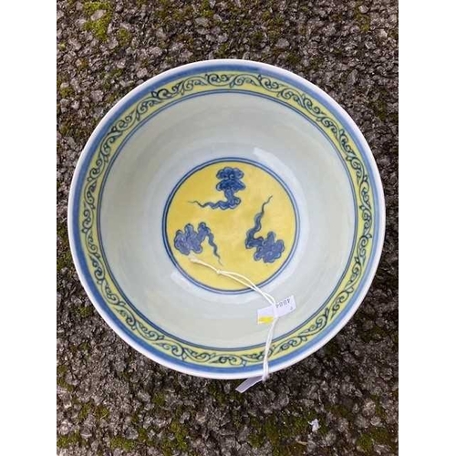 121 - A CHINESE MING STYLE YELLOW-GROUND BLUE AND WHITE 'DRAGON' BOWL painted with twin dragons chasing fl... 