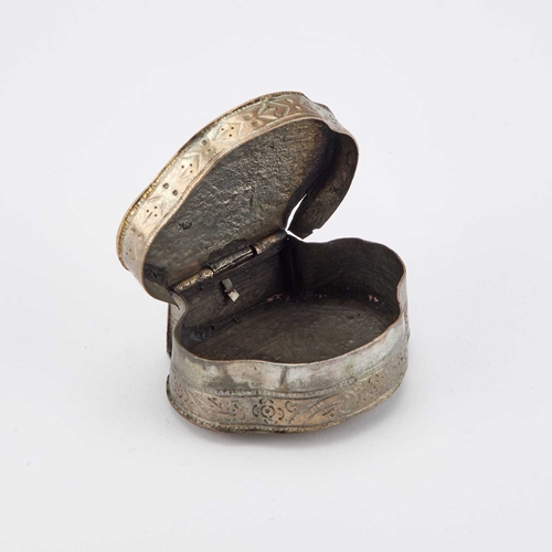 171 - AN EARLY CONTINENTAL METAL SNUFF BOX unmarked, cartouche-shaped. 7.2cm long