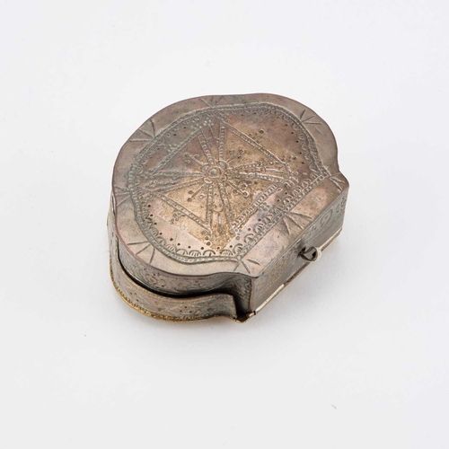 171 - AN EARLY CONTINENTAL METAL SNUFF BOX unmarked, cartouche-shaped. 7.2cm long