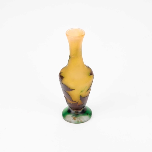 38 - ÉMILE GALLÉ (FRENCH, 1846-1904), A SMALL CAMEO GLASS VASE etched with leaves, the foot green shaded,... 