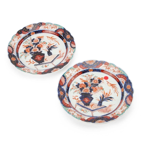 84 - A PAIR OF JAPANESE IMARI CHARGERS, LATE 19TH/EARLY 20TH CENTURY circular with a scalloped edge, deco... 