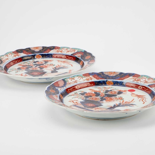 84 - A PAIR OF JAPANESE IMARI CHARGERS, LATE 19TH/EARLY 20TH CENTURY circular with a scalloped edge, deco... 