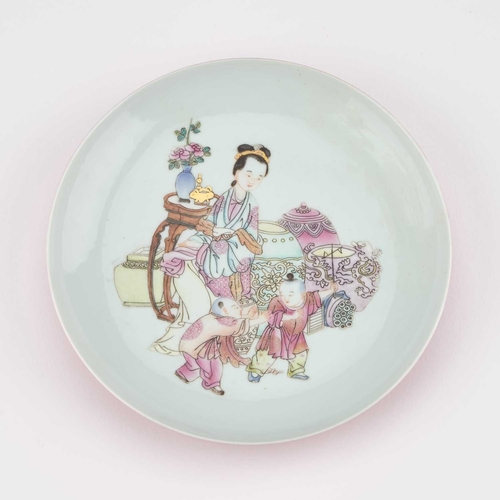 93 - A CHINESE RUBY-BACK SAUCER DISH enamel painted with a mother and children. 17cm diameter