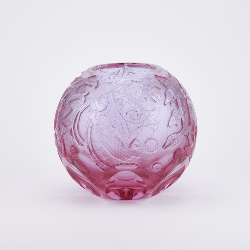 15 - HEINRICH HUSSMANN FOR MOSER, AN ART DECO CAMEO CARVED DICHROIC GLASS AQUARIUM VASE, CIRCA 1927 spher... 