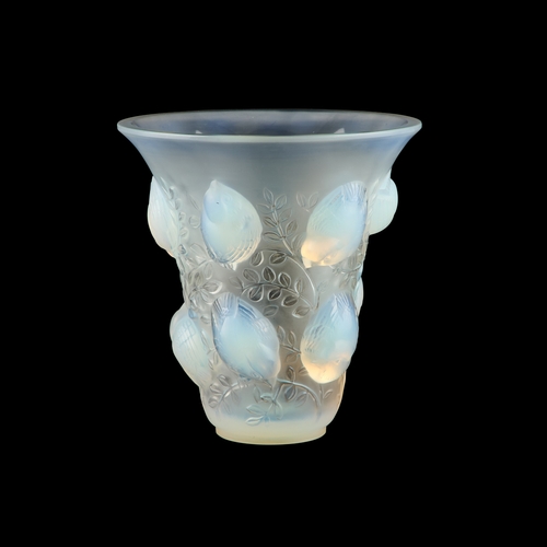 21 - RENÃ LALIQUE (FRENCH, 1860-1945), 'SAINT-FRANÃOIS', A VASE, DESIGNED 1930 opalescent glass, froste... 