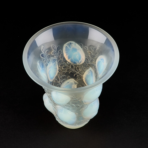 21 - RENÃ LALIQUE (FRENCH, 1860-1945), 'SAINT-FRANÃOIS', A VASE, DESIGNED 1930 opalescent glass, froste... 