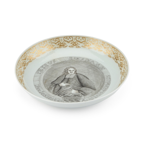 67 - A CHINESE 'EUROPEAN SUBJECT' DISH decorated en grisaille with a gentleman's portrait, within a gilde... 