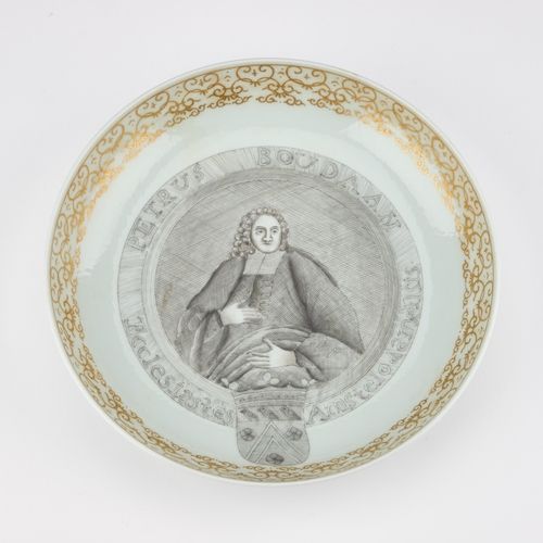 67 - A CHINESE 'EUROPEAN SUBJECT' DISH decorated en grisaille with a gentleman's portrait, within a gilde... 