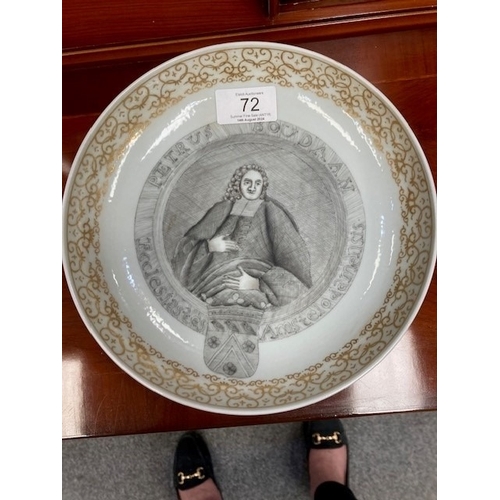 67 - A CHINESE 'EUROPEAN SUBJECT' DISH decorated en grisaille with a gentleman's portrait, within a gilde... 