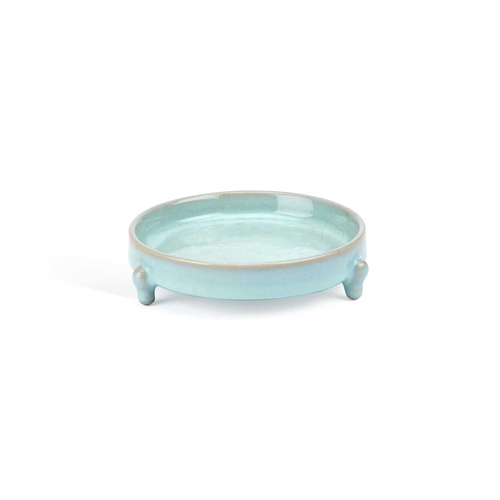 122 - A CHINESE BLUE-GLAZED TRIPOD BRUSHWASHER 14cm diameter