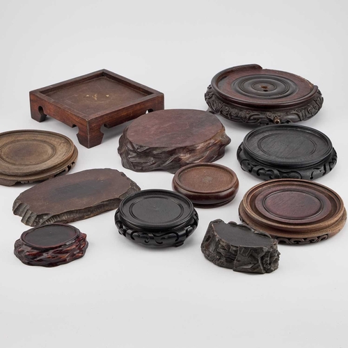 194 - A GROUP OF CHINESE AND JAPANESE WOODEN STANDS (11) Largest 20.5cm diameter