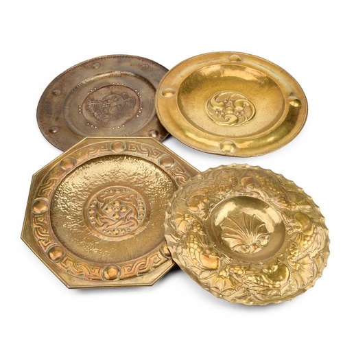 222 - A GROUP OF FOUR ARTS AND CRAFTS BRASS CHARGERS (4) Largest 52cm diameter
