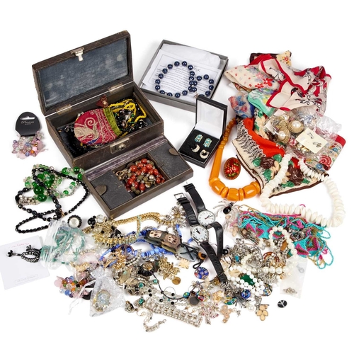 339 - A COLLECTION OF COSTUME JEWELLERY including an amber-coloured bead necklace, etc. (Qty)