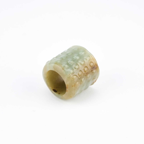 138 - A CHINESE JADE THUMB RING 3.5cm diameterIn very good condition without damage.... 