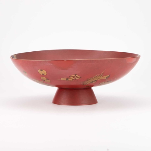 154 - A LARGE JAPANESE RED LACQUER SAKAZUKI, LATE 19TH/ EARLY 20TH CENTURY boldly decorated in gold and si... 