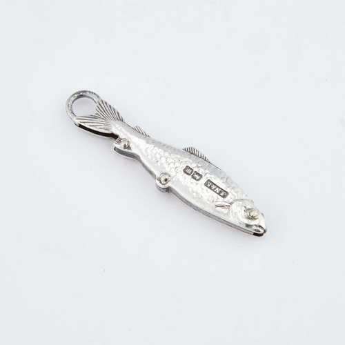 323 - AN EDWARDIAN SILVER NOVELTY BUTTON HOOK by J Nowill & Sons, Sheffield 1904, modelled in the form... 